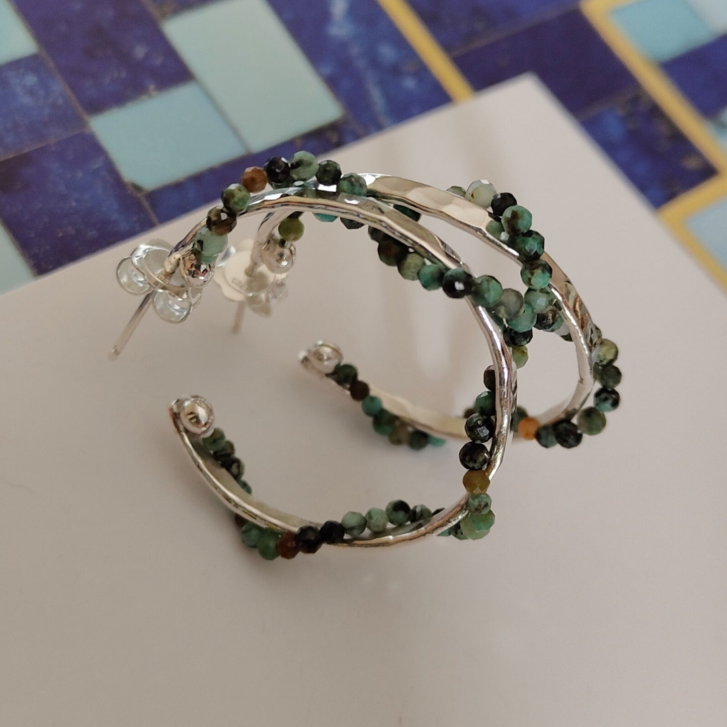 ST9 - Orecchini a cerchio in argento martellato con turchese africano