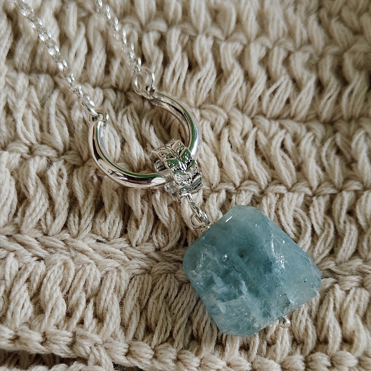 ST11 - Collana in argento con ciondolo in acquamarina grezza