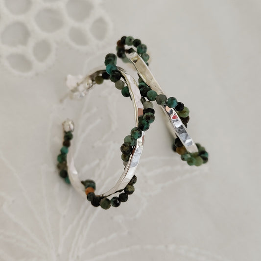 ST9 - Orecchini a cerchio in argento martellato con turchese africano