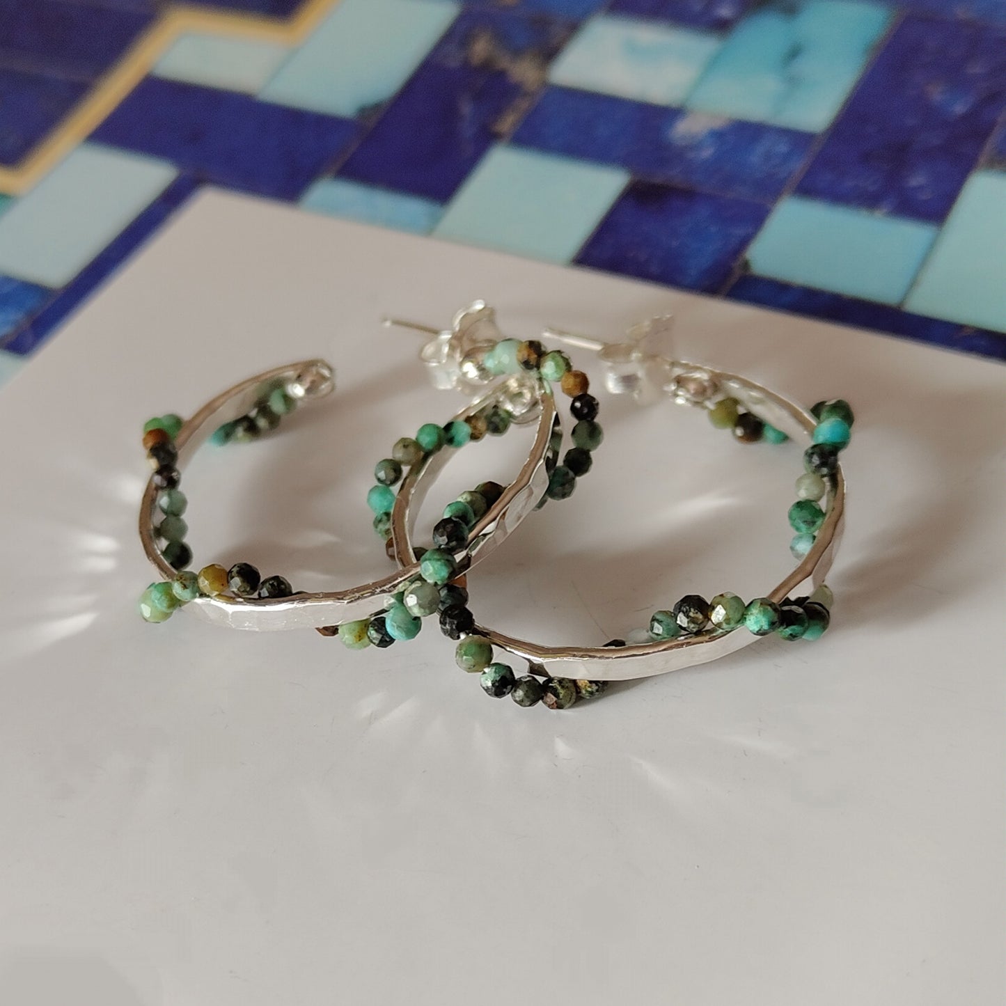 ST9 - Orecchini a cerchio in argento martellato con turchese africano