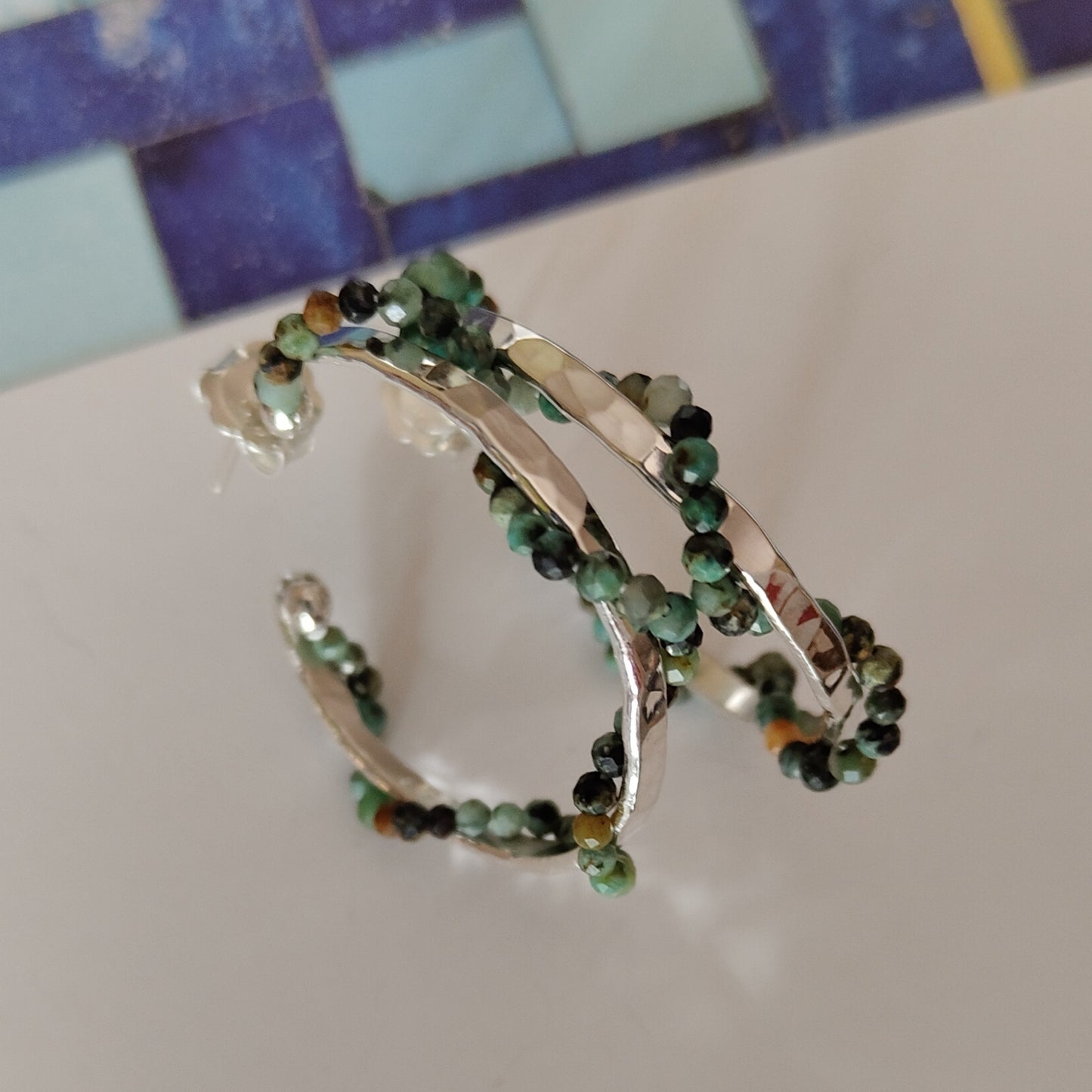 ST9 - Orecchini a cerchio in argento martellato con turchese africano