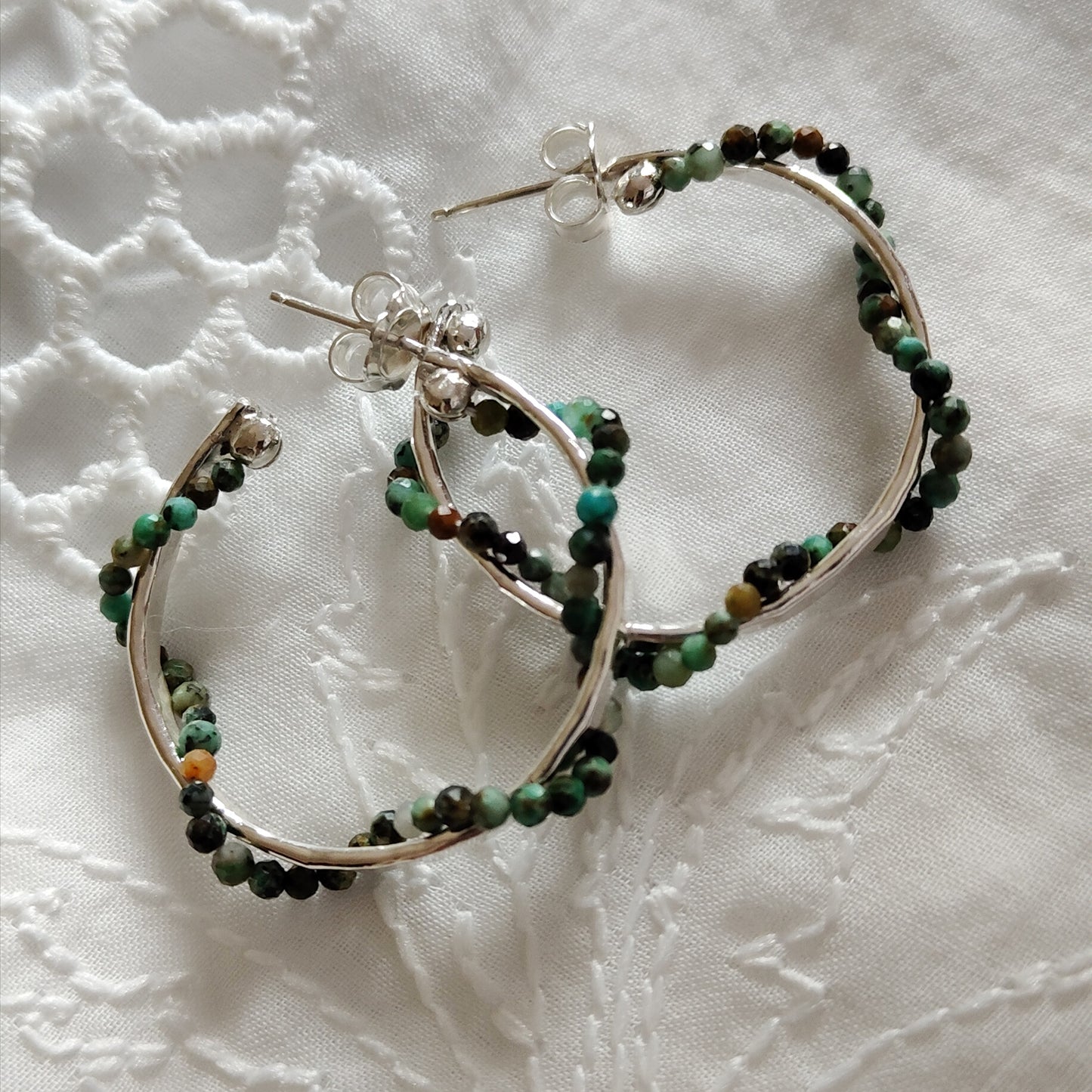 ST9 - Orecchini a cerchio in argento martellato con turchese africano