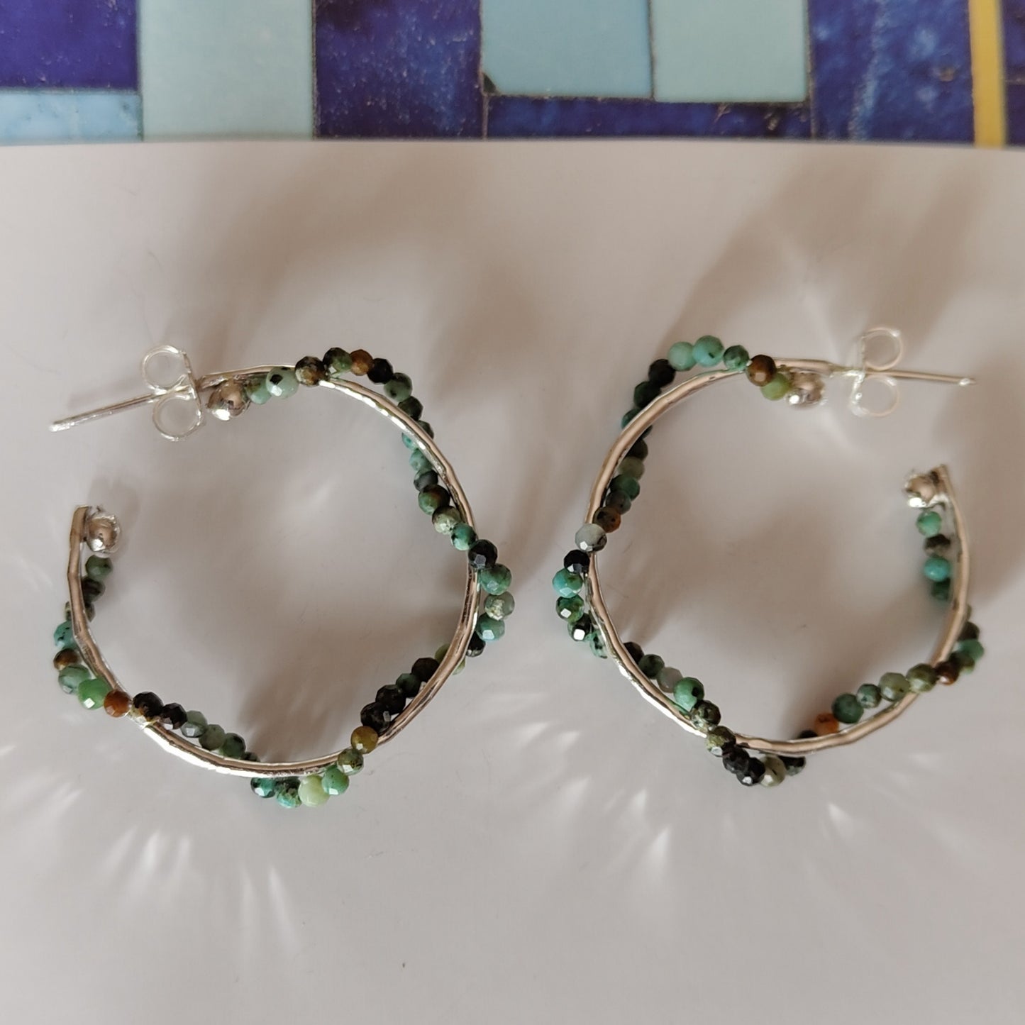 ST9 - Orecchini a cerchio in argento martellato con turchese africano