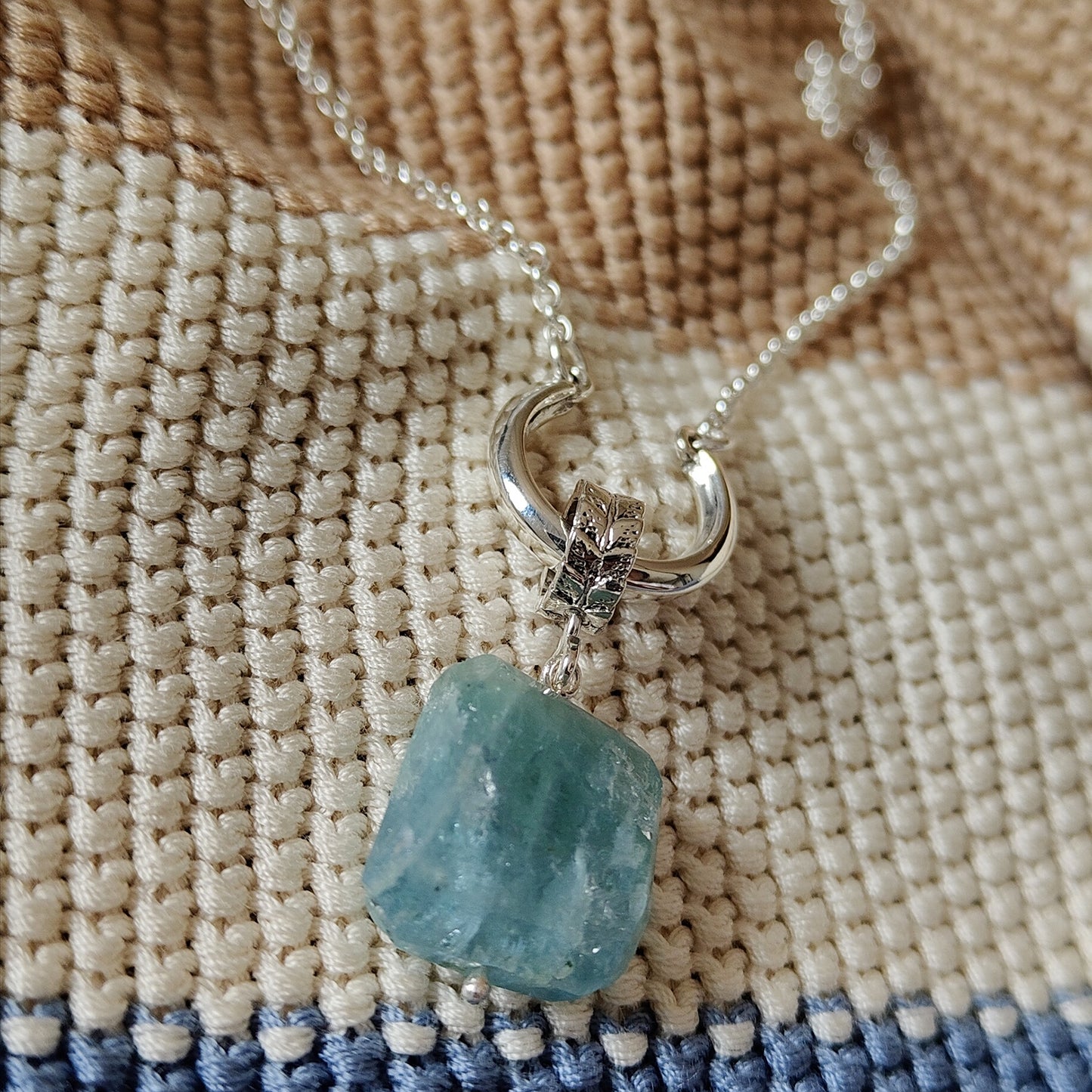 ST11 - Collana in argento con ciondolo in acquamarina grezza