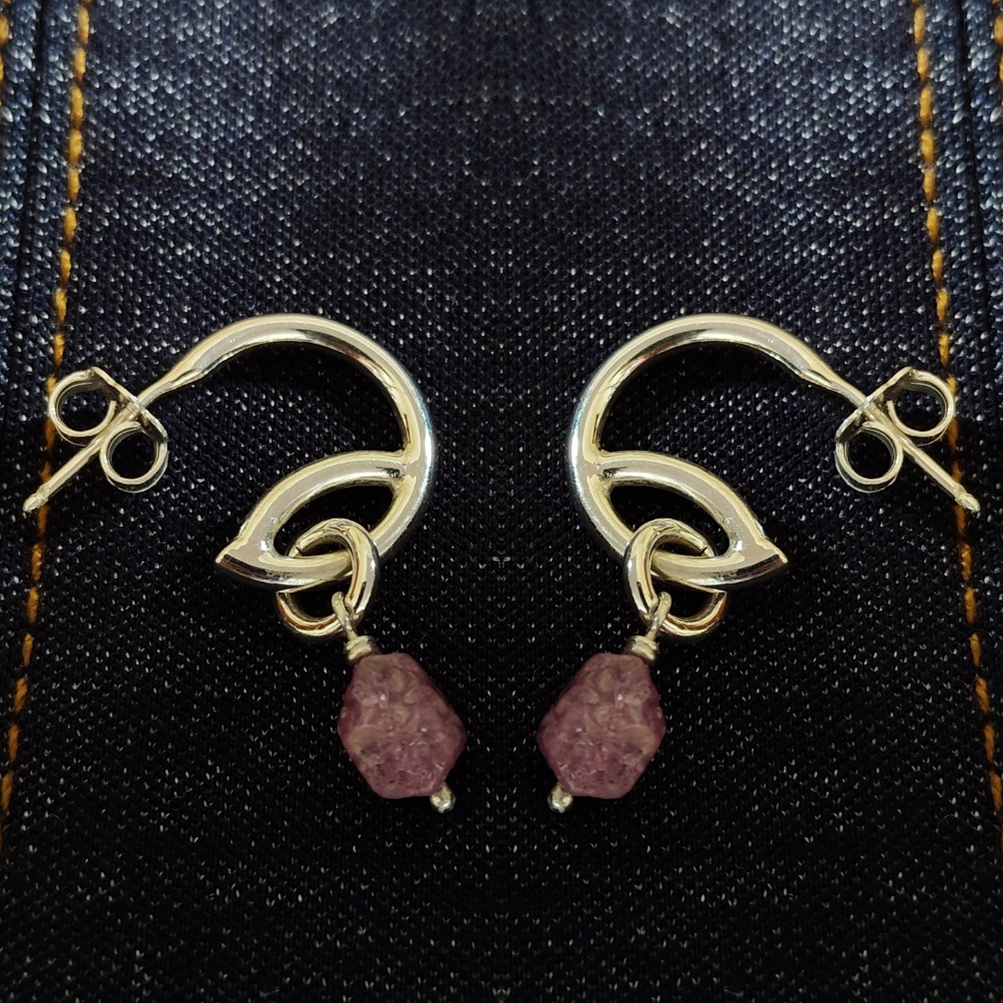 ST10 - Orecchini in argento con rubini grezzi