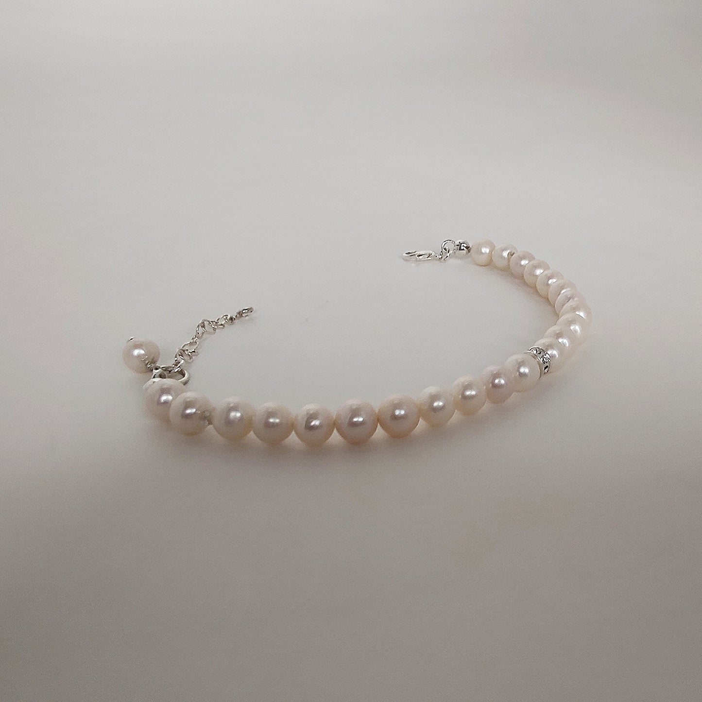 ST005 Pulsera de plata con perlas de agua dulce y circonitas