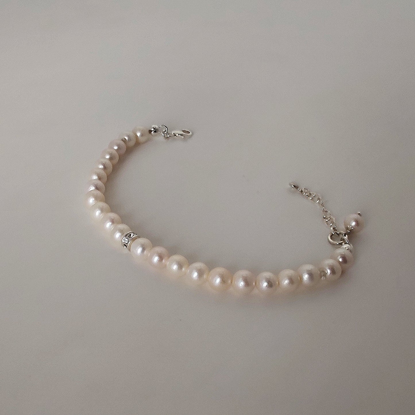 ST005 Pulsera de plata con perlas de agua dulce y circonitas