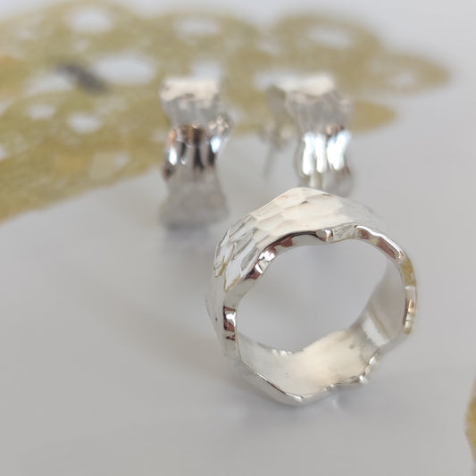 ST10 - Anello in argento martellato