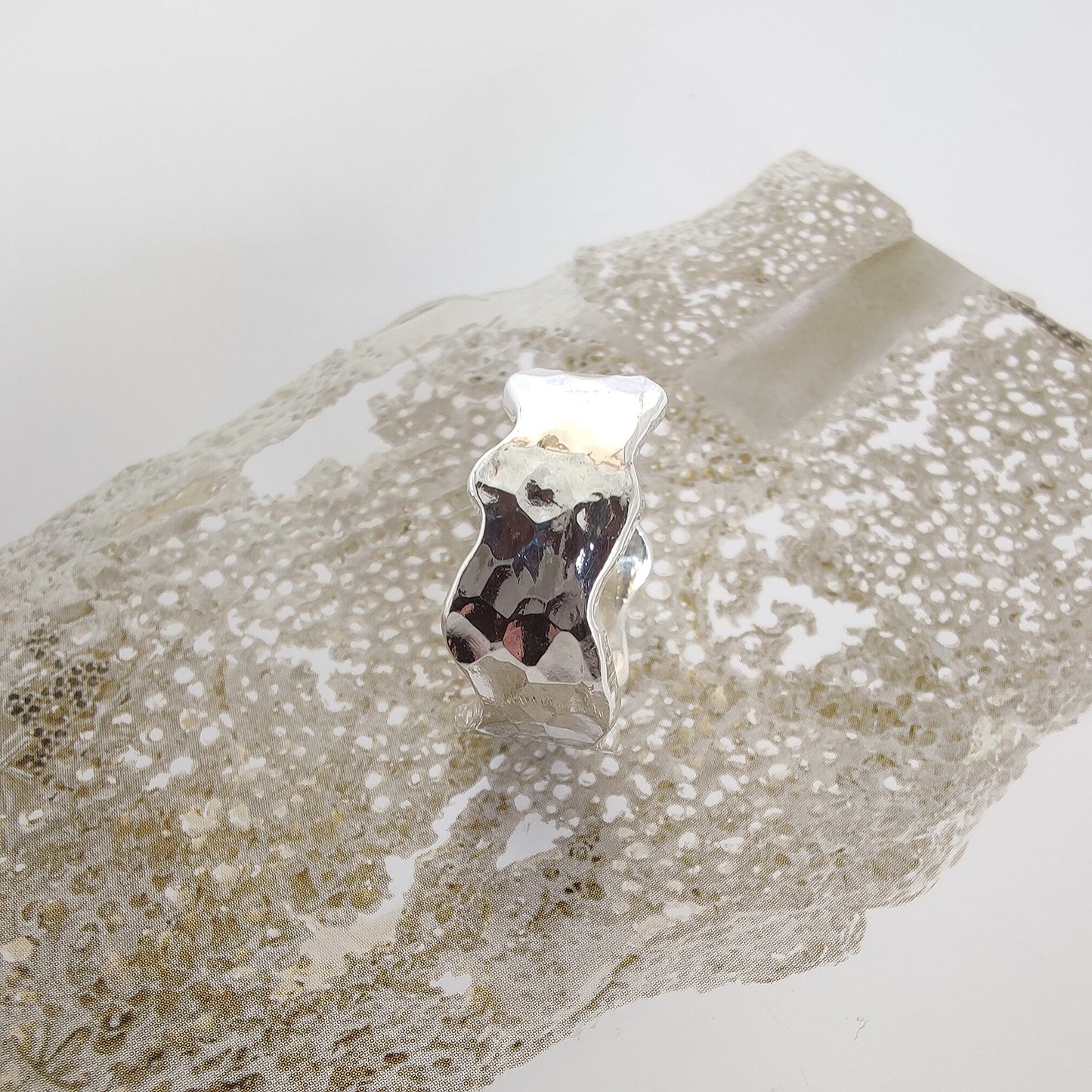 ST10 - Anello in argento martellato