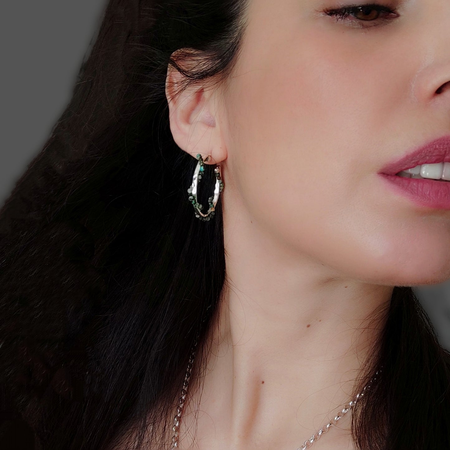 ST7 - Orecchini a cerchio in argento martellato con turchese africano