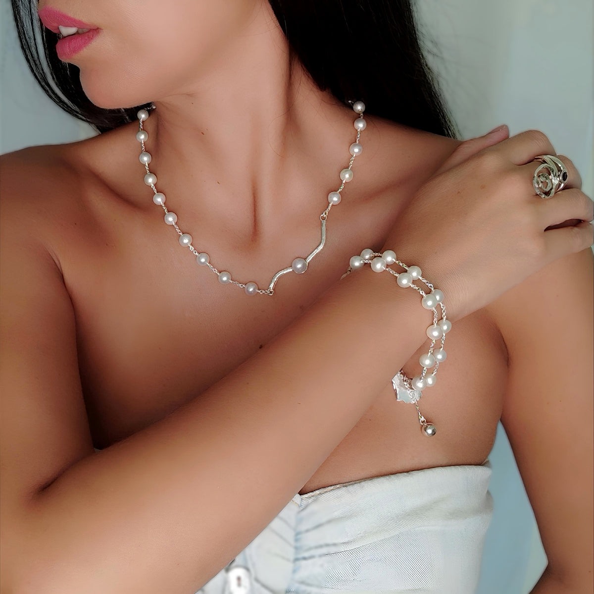 CST072 - Collana in perle d’acqua dolce e argento 925 con barra scultorea e perla centrale