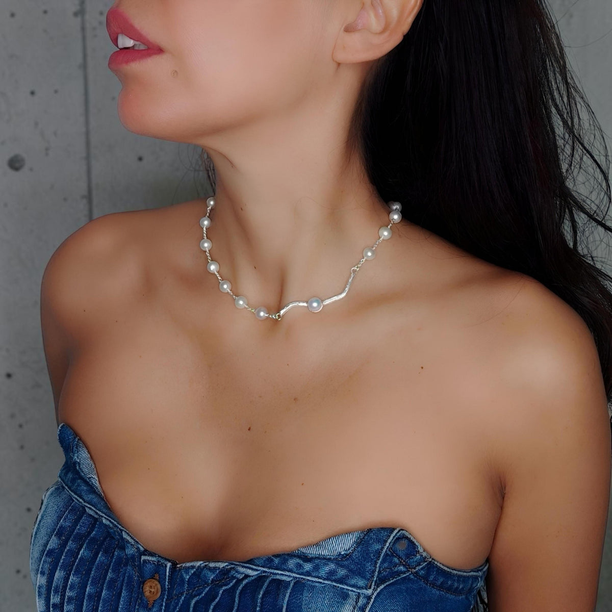 CST072 - Collana in perle d’acqua dolce e argento 925 con barra scultorea e perla centrale