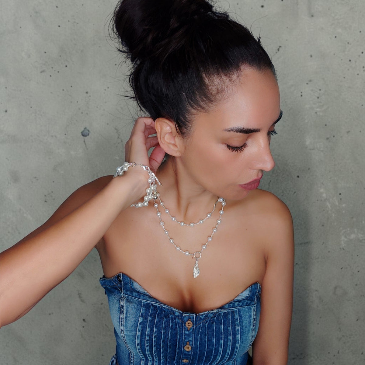 CST072 - Collana in perle d’acqua dolce e argento 925 con barra scultorea e perla centrale
