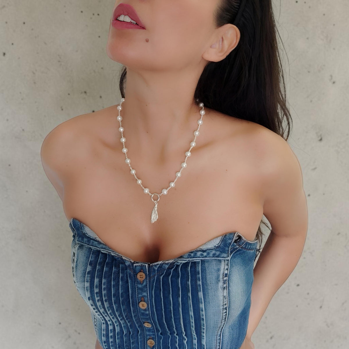 CTS074 - Collana in perle d’acqua dolce e argento 925 con ciondolo scultoreo