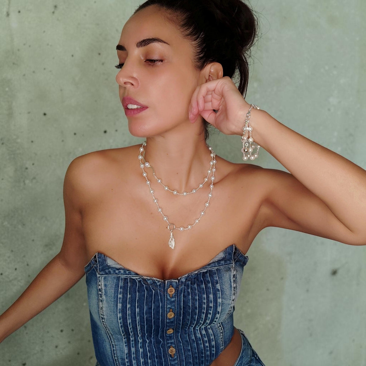 CTS074 - Collana in perle d’acqua dolce e argento 925 con ciondolo scultoreo