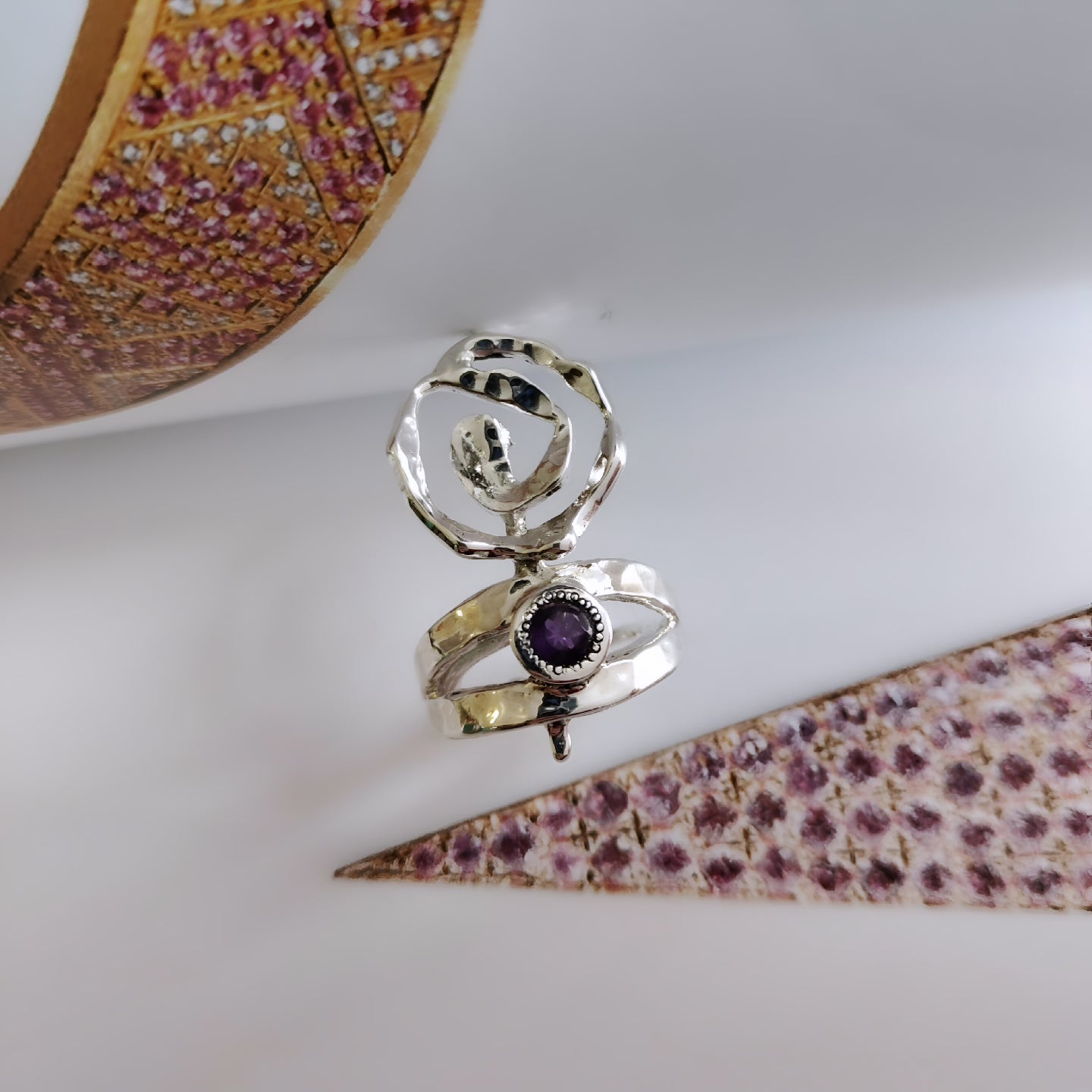 ST015 - Anello Spiraliforme in Argento 925 con Ametista – Lavorazione Artigianale e Design Brutalista
