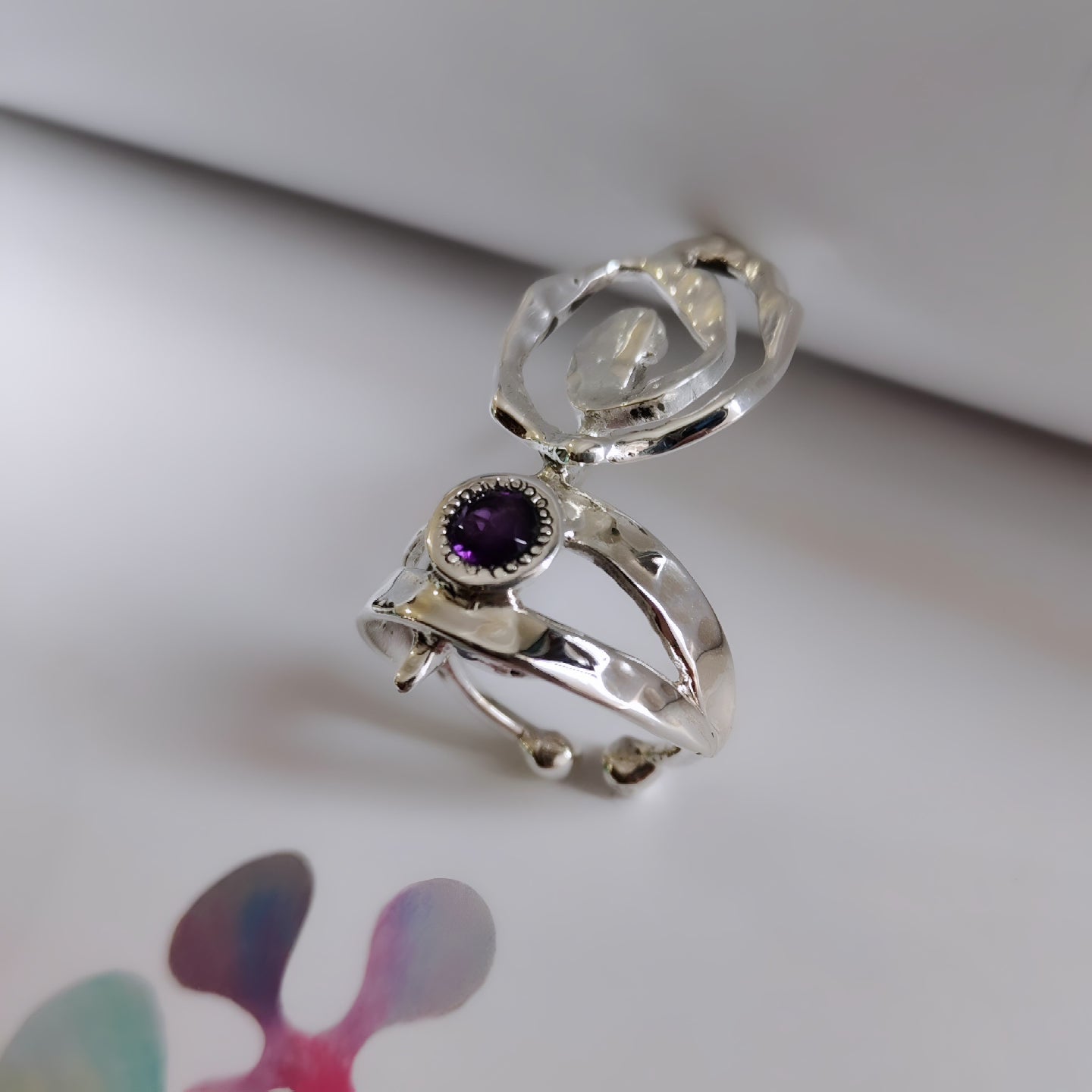 ST015 - Anello Spiraliforme in Argento 925 con Ametista – Lavorazione Artigianale e Design Brutalista