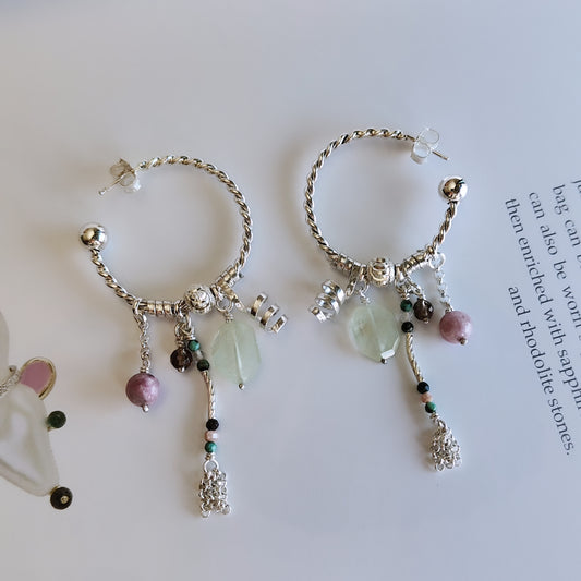 ST023 -Orecchini cerchio intrecciato con prehnite, tormalina rosa e quarzo fumé