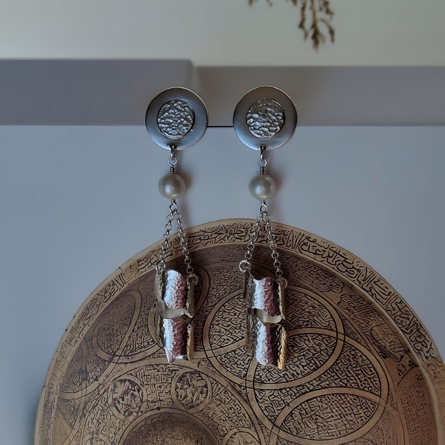 ST69 - Orecchini in argento martellato 925 con perle d'acqua dolce