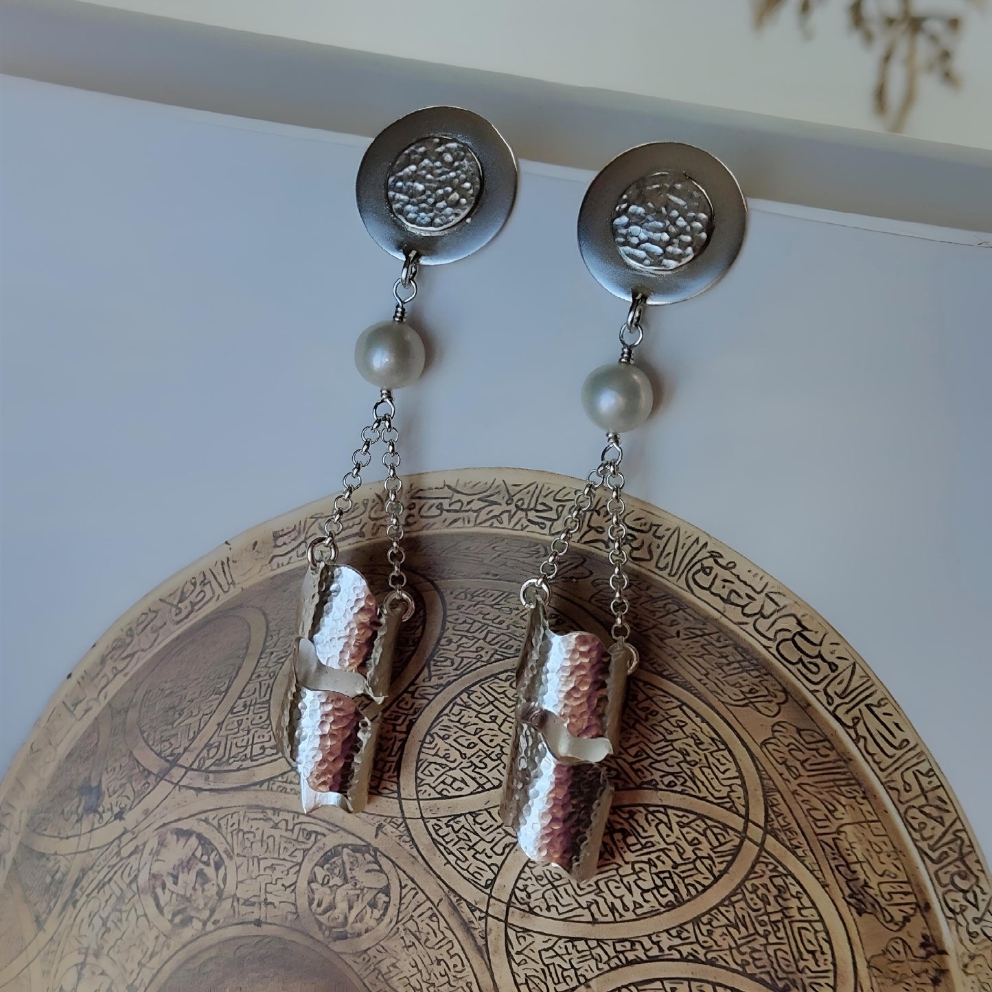 ST69 - Orecchini in argento martellato 925 con perle d'acqua dolce