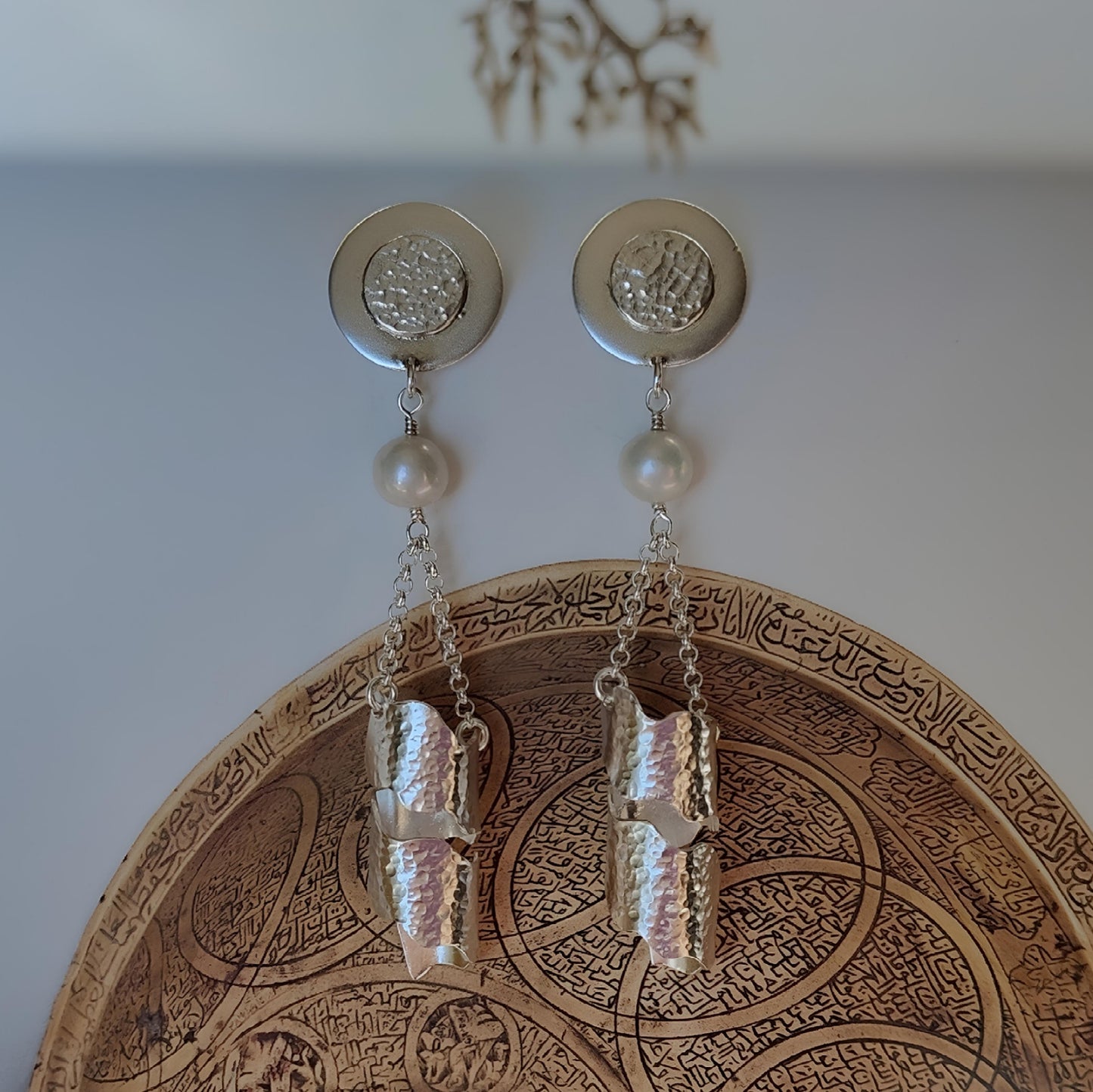 ST69 - Orecchini in argento martellato 925 con perle d'acqua dolce