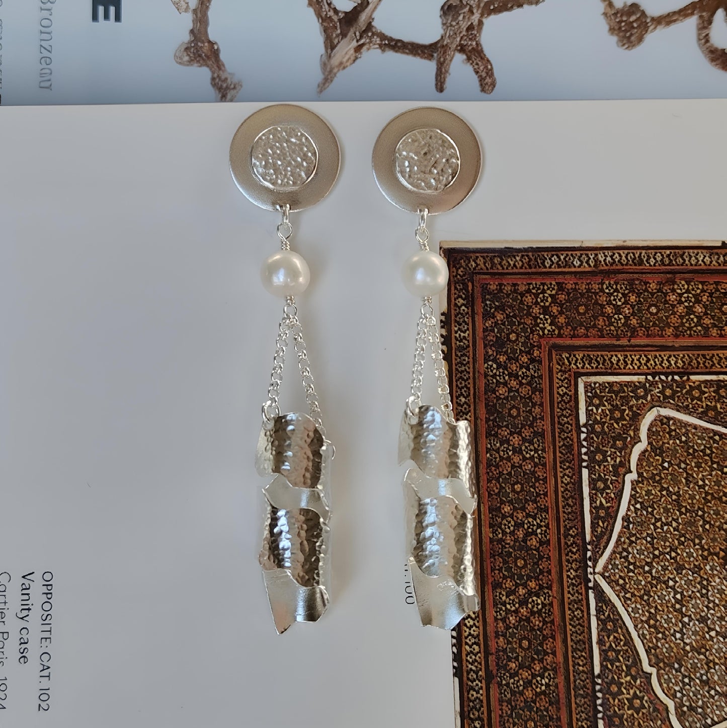 ST69 - Orecchini in argento martellato 925 con perle d'acqua dolce