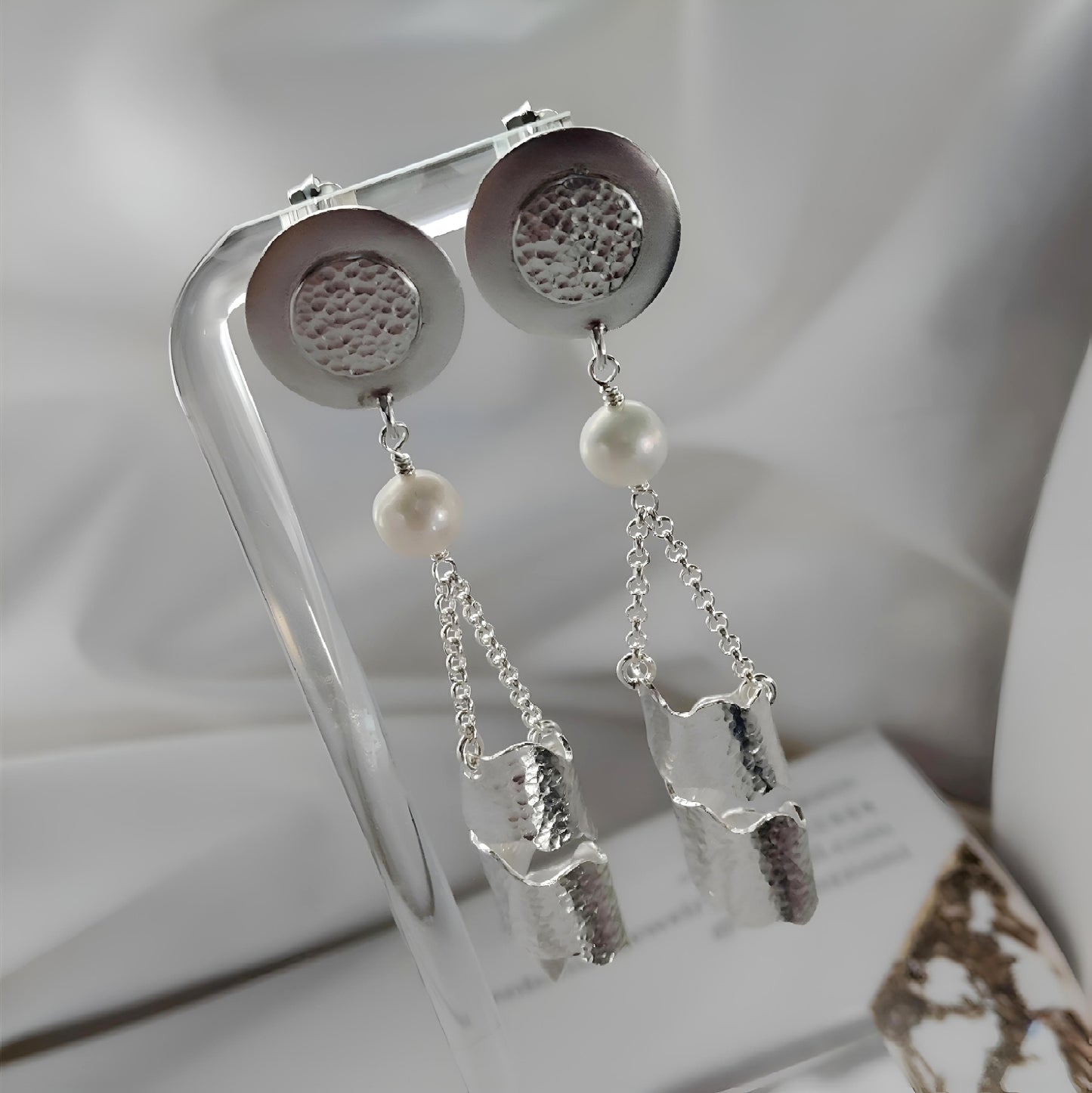 ST69 - Orecchini in argento martellato 925 con perle d'acqua dolce