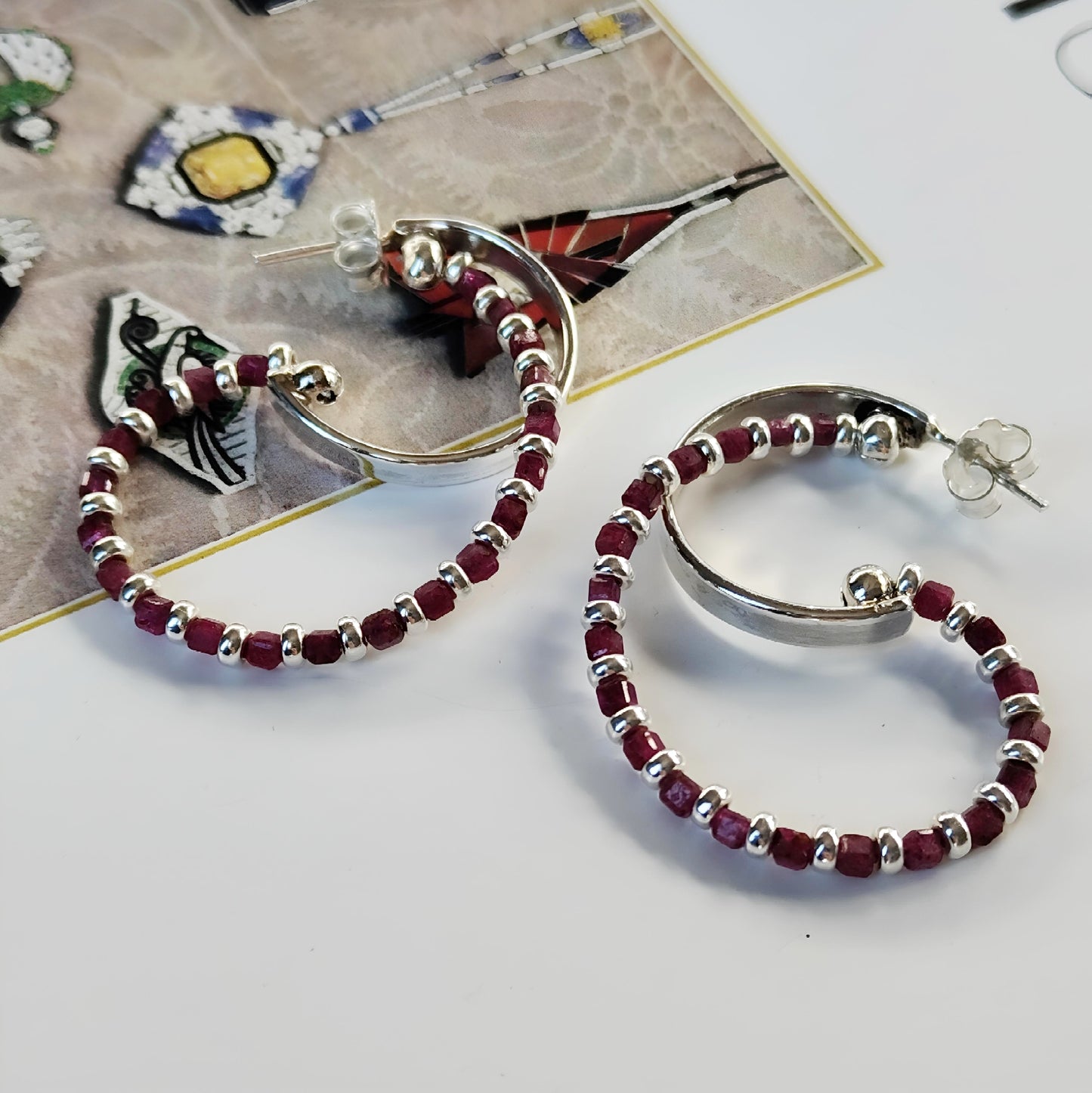 ST05 - Orecchini in argento 925 con rubini sfaccettati