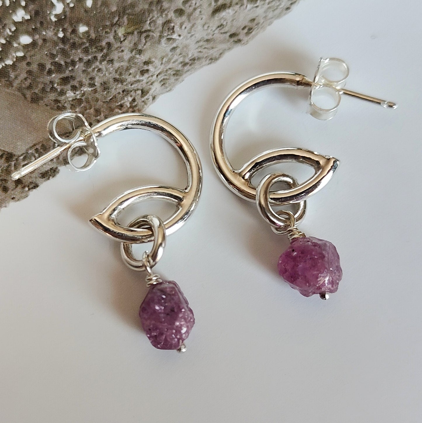 ST10 - Orecchini in argento con rubini grezzi