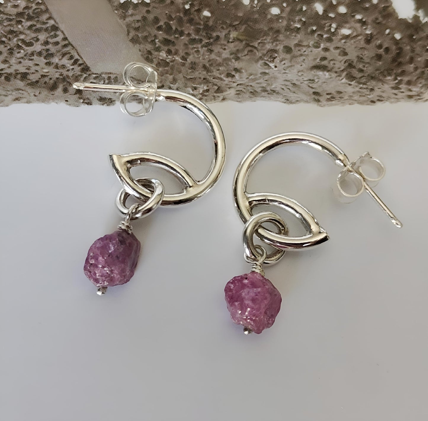 ST10 - Orecchini in argento con rubini grezzi