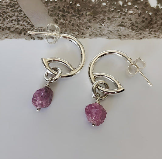 ST10 - Orecchini in argento con rubini grezzi