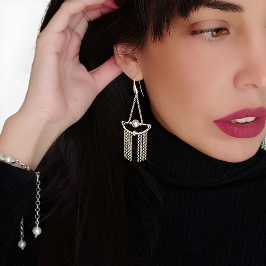 ST17 - Pendientes con cola de plata, perlas blancas de agua dulce y circonitas.