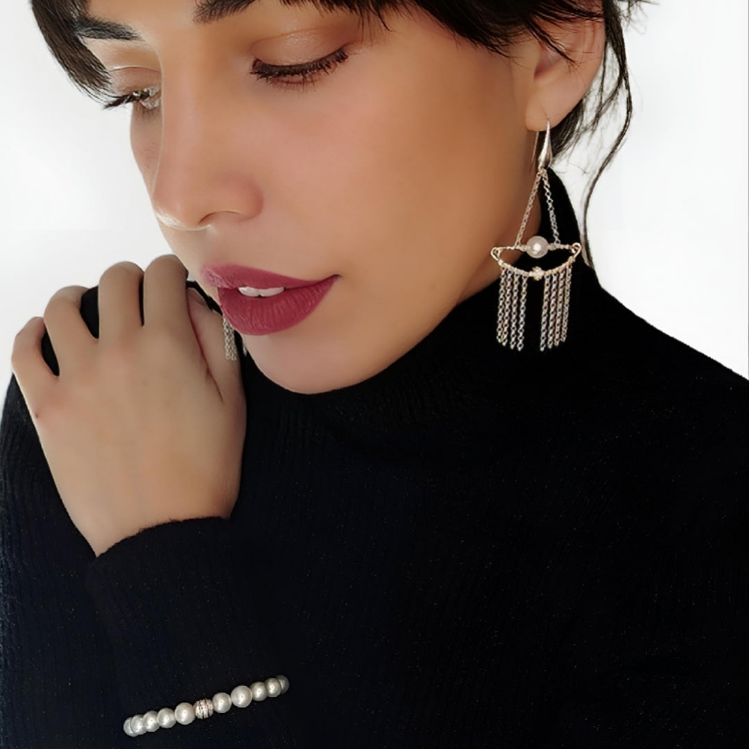 ST17 - Pendientes con cola de plata, perlas blancas de agua dulce y circonitas.