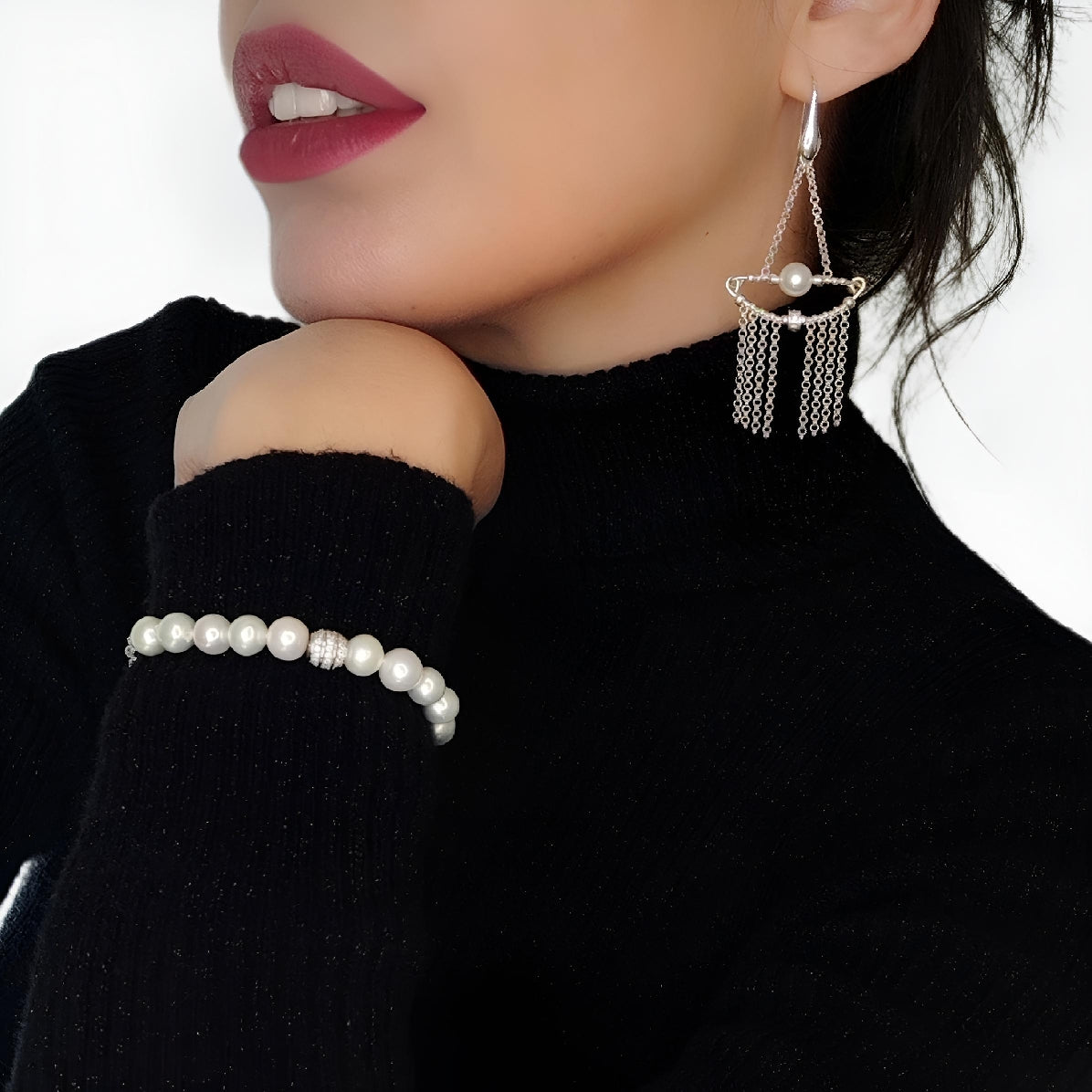 ST17 - Pendientes con cola de plata, perlas blancas de agua dulce y circonitas.