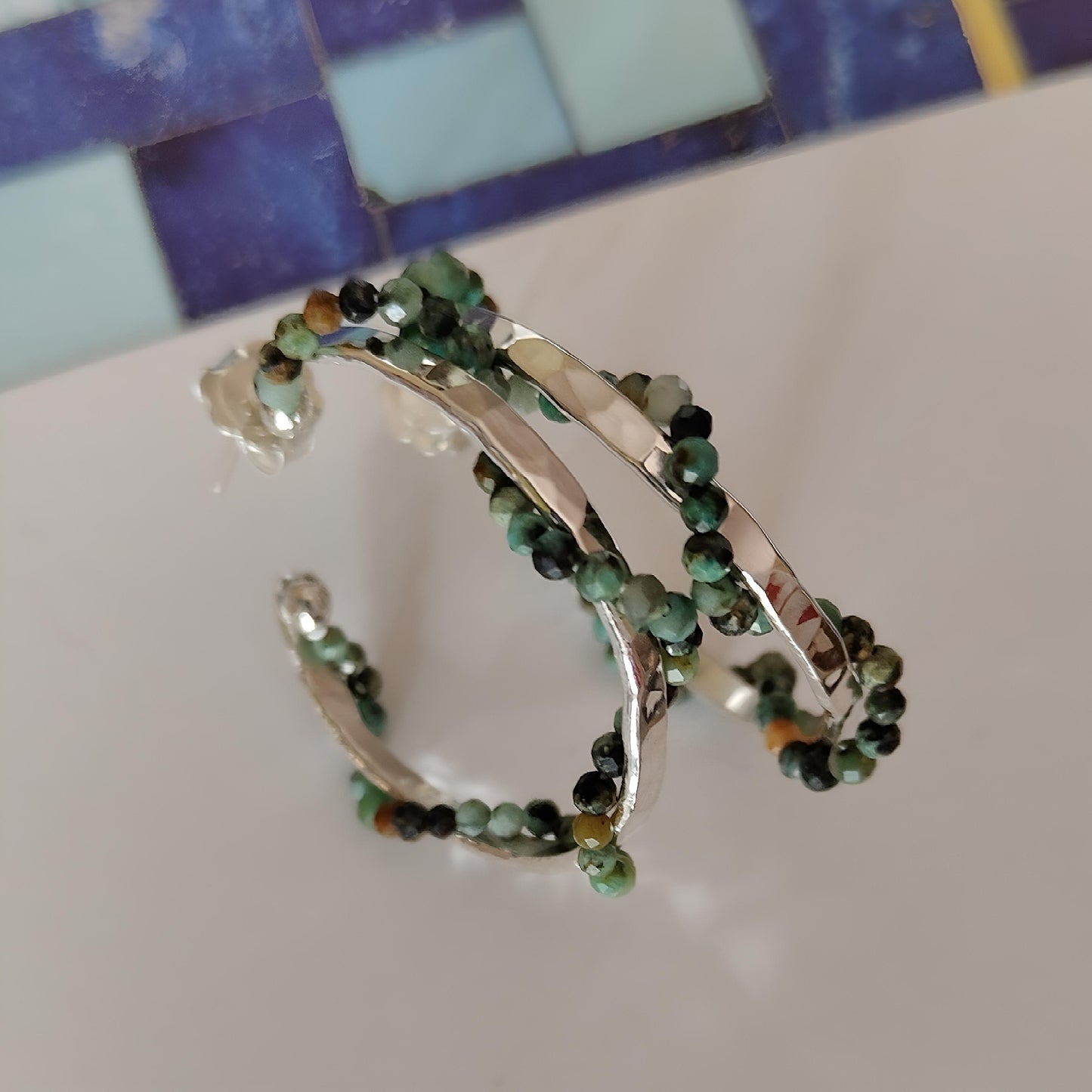 ST9 - Orecchini a cerchio in argento martellato 925 con turchese africano