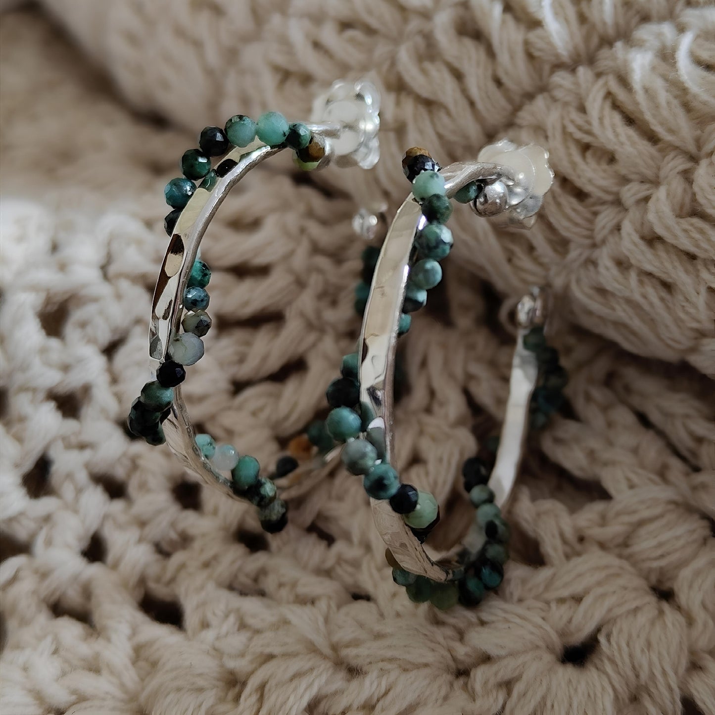 ST9 - Orecchini a cerchio in argento martellato 925 con turchese africano