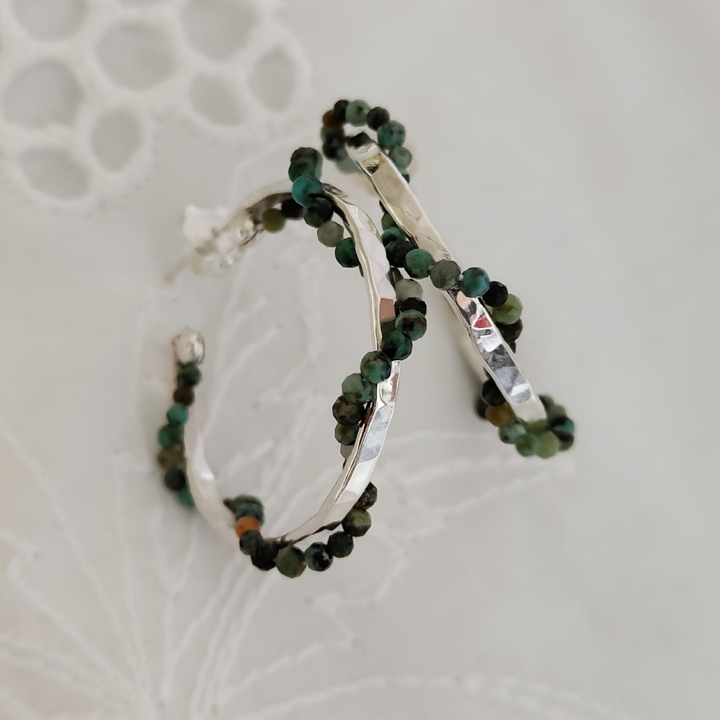 ST9 - Orecchini a cerchio in argento martellato 925 con turchese africano