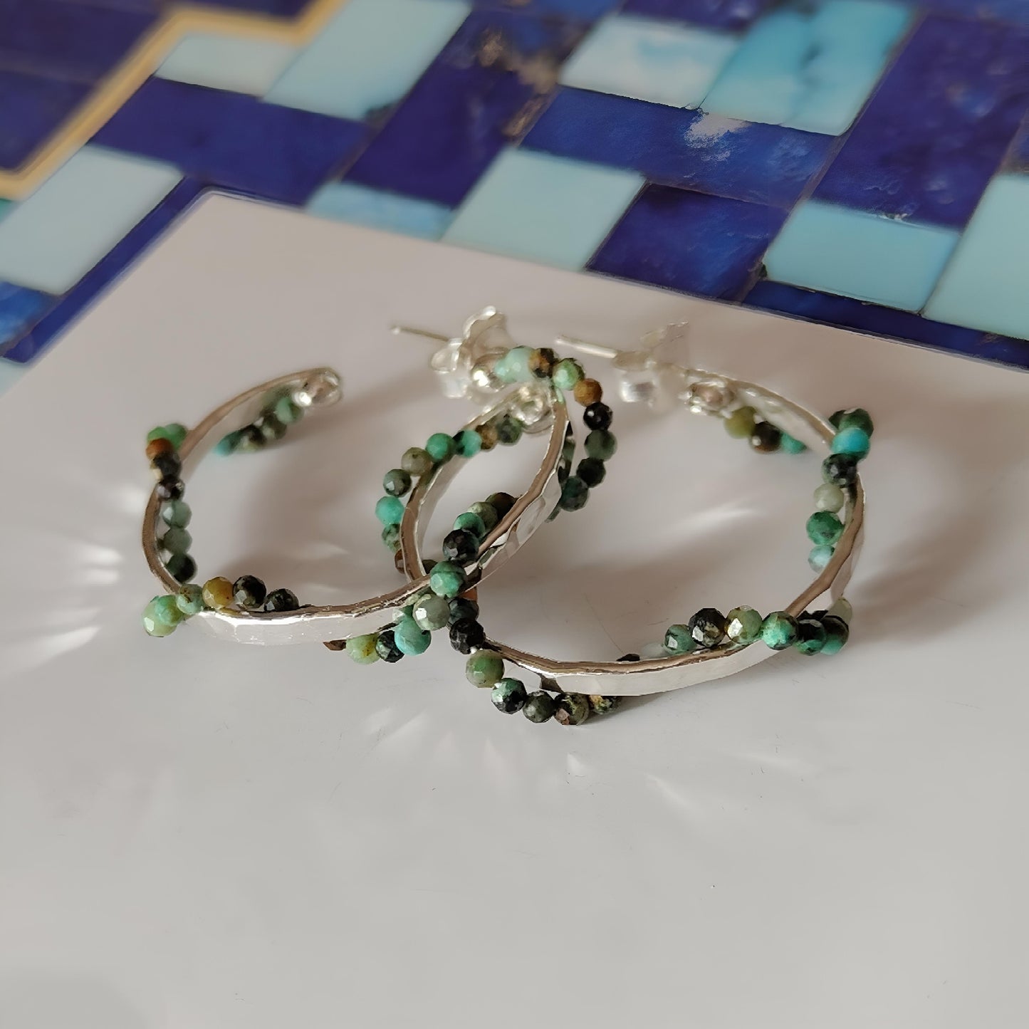ST9 - Orecchini a cerchio in argento martellato 925 con turchese africano