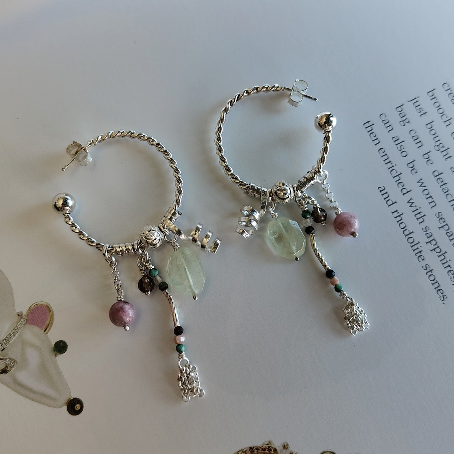 ST023 -Orecchini cerchio intrecciato con prehnite, tormalina rosa e quarzo fumé