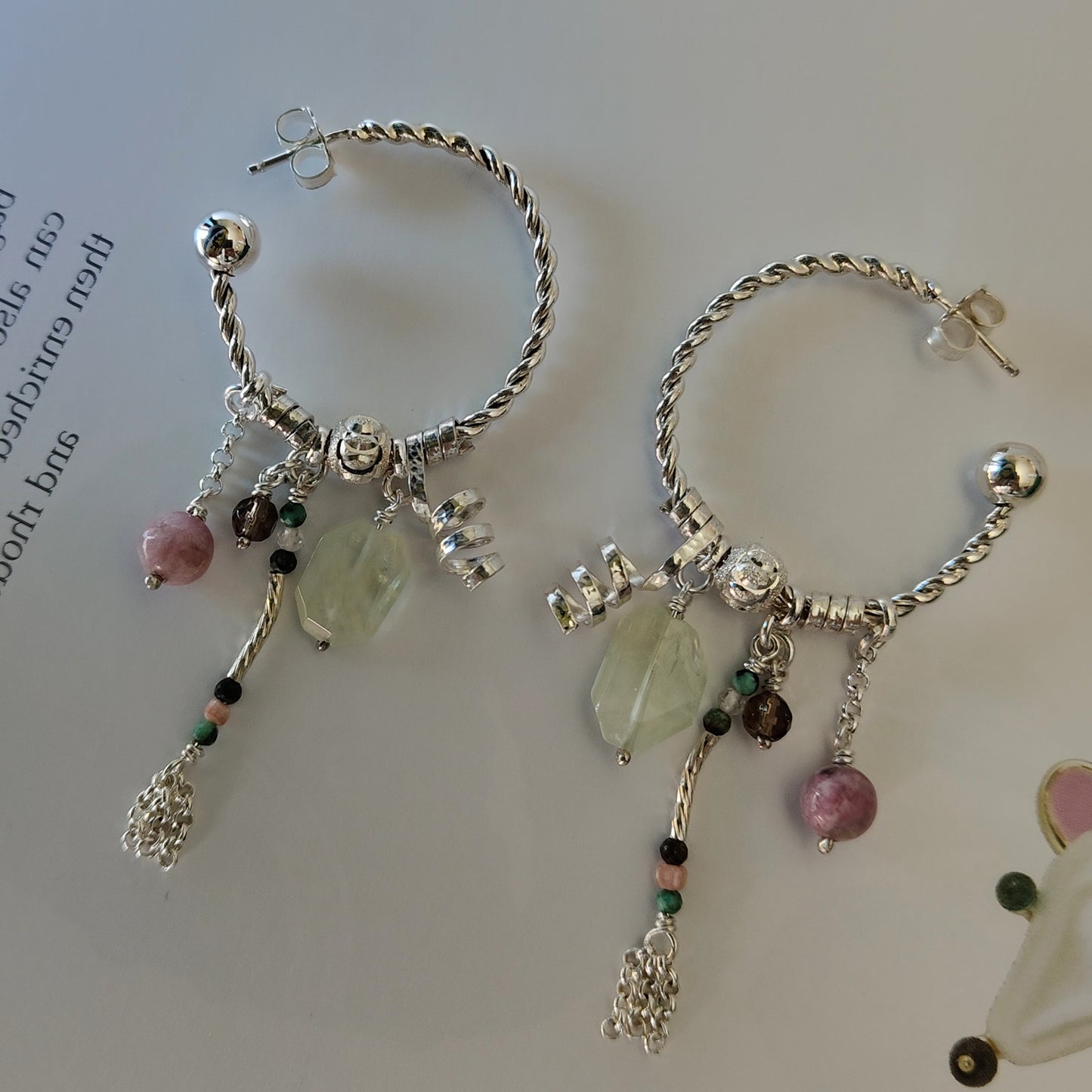 ST023 -Orecchini cerchio intrecciato con prehnite, tormalina rosa e quarzo fumé