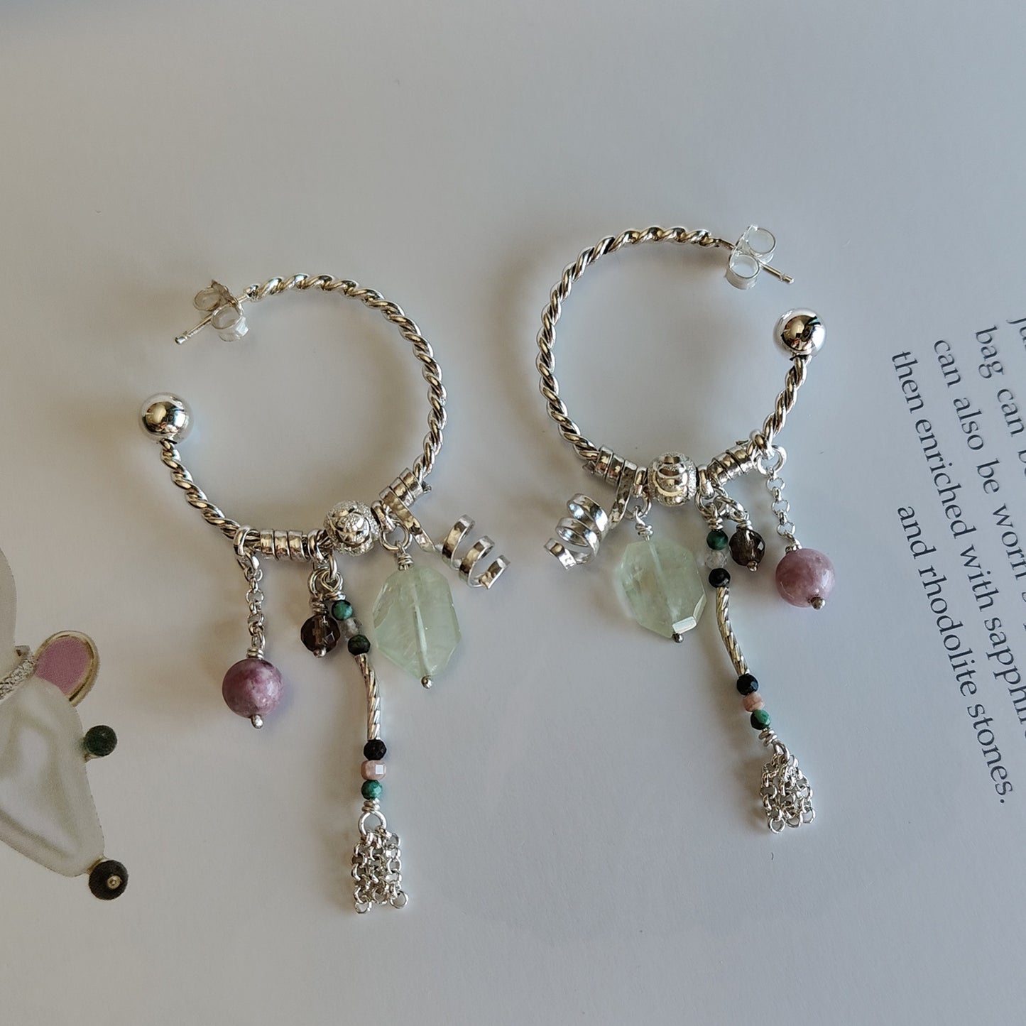 ST023 -Orecchini cerchio intrecciato con prehnite, tormalina rosa e quarzo fumé
