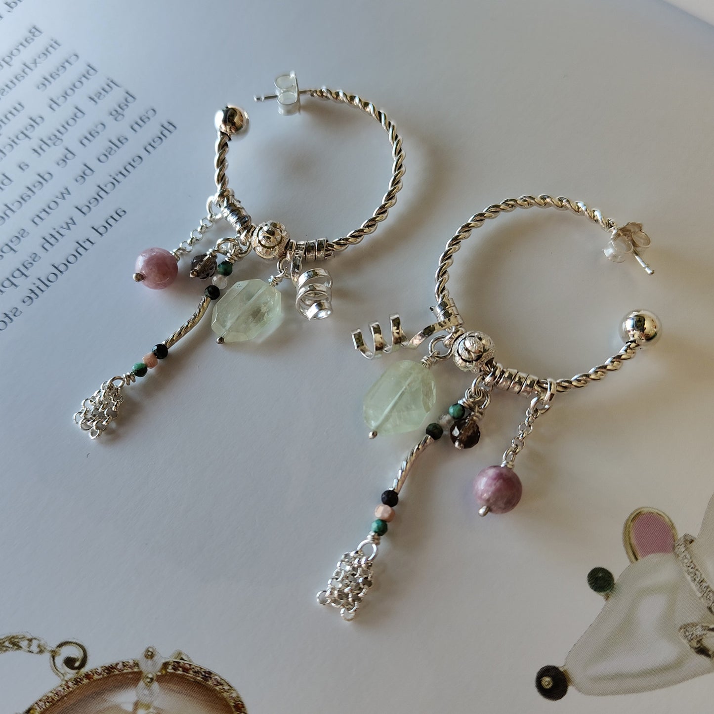 ST023 -Orecchini cerchio intrecciato con prehnite, tormalina rosa e quarzo fumé