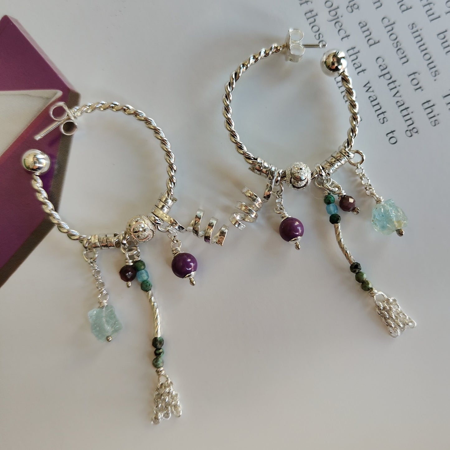 ST024 - Orecchini cerchio intrecciato con acquamarina, lepidolite e turchese africano