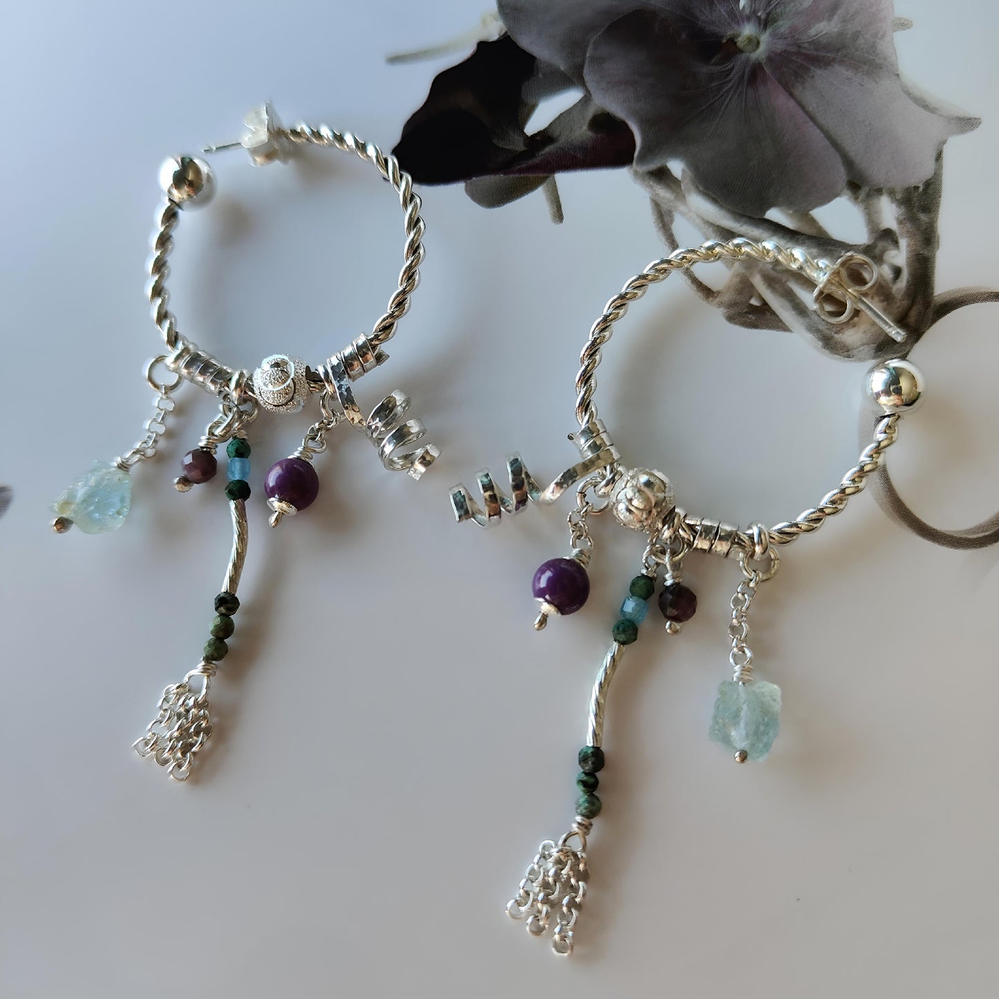ST024 - Orecchini cerchio intrecciato con acquamarina, lepidolite e turchese africano