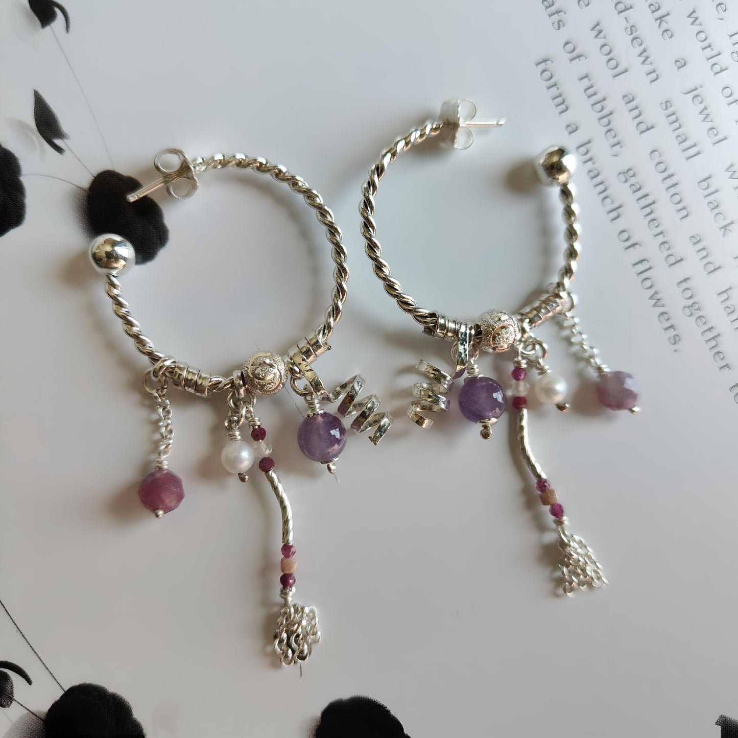 ST025 - Orecchini cerchio intrecciato con ametista, tormalina e perle