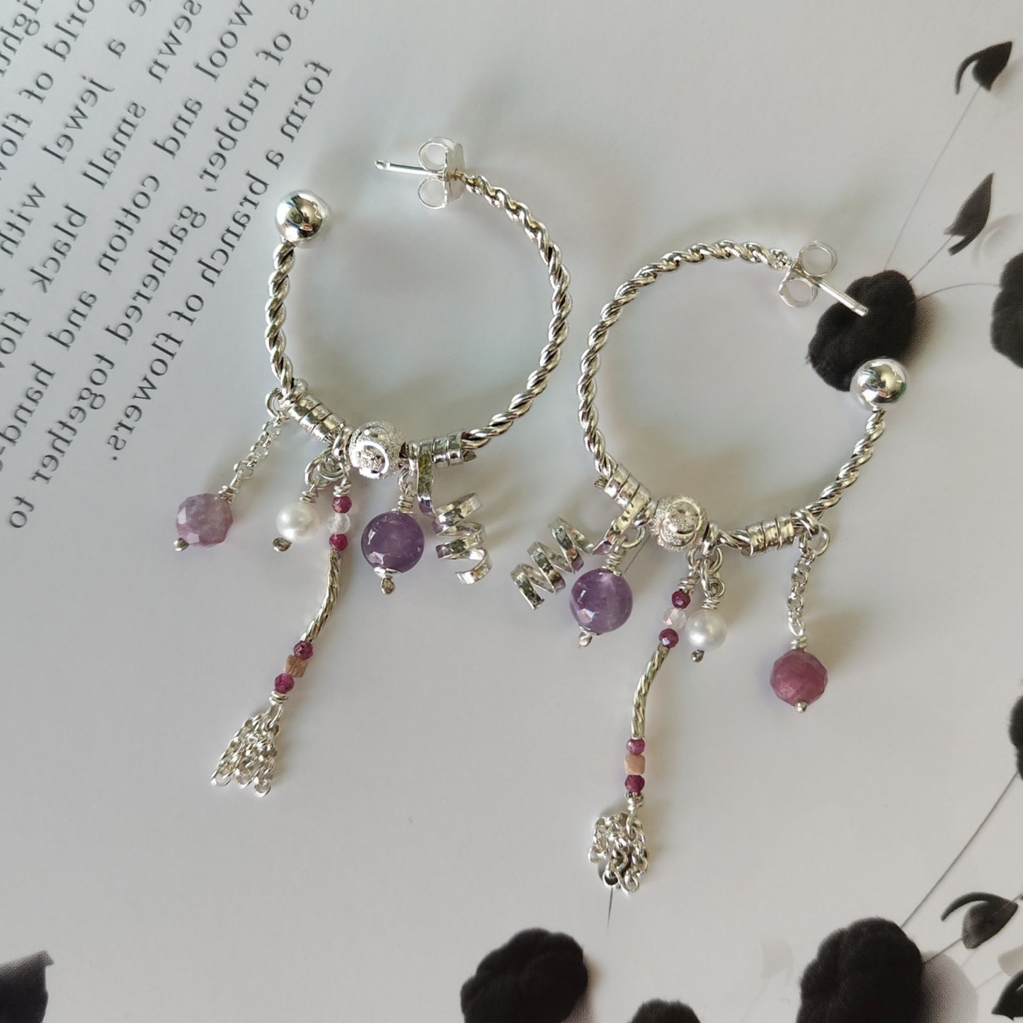 ST025 - Orecchini cerchio intrecciato con ametista, tormalina e perle