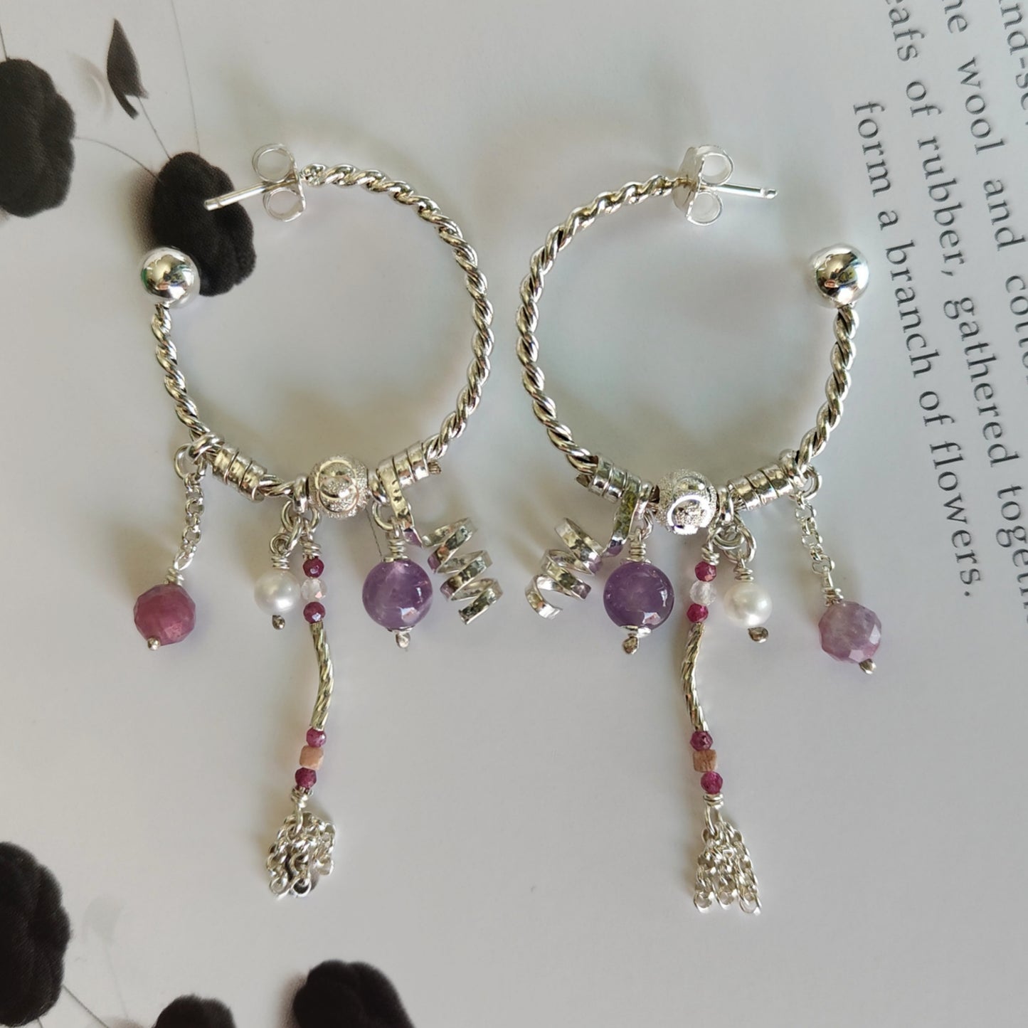 ST025 - Orecchini cerchio intrecciato con ametista, tormalina e perle