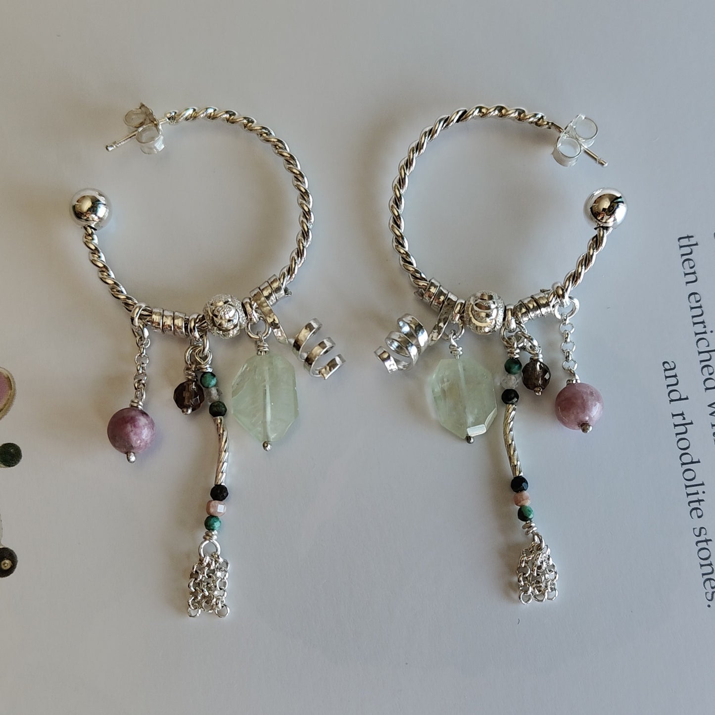 ST023 -Orecchini cerchio intrecciato con prehnite, tormalina rosa e quarzo fumé
