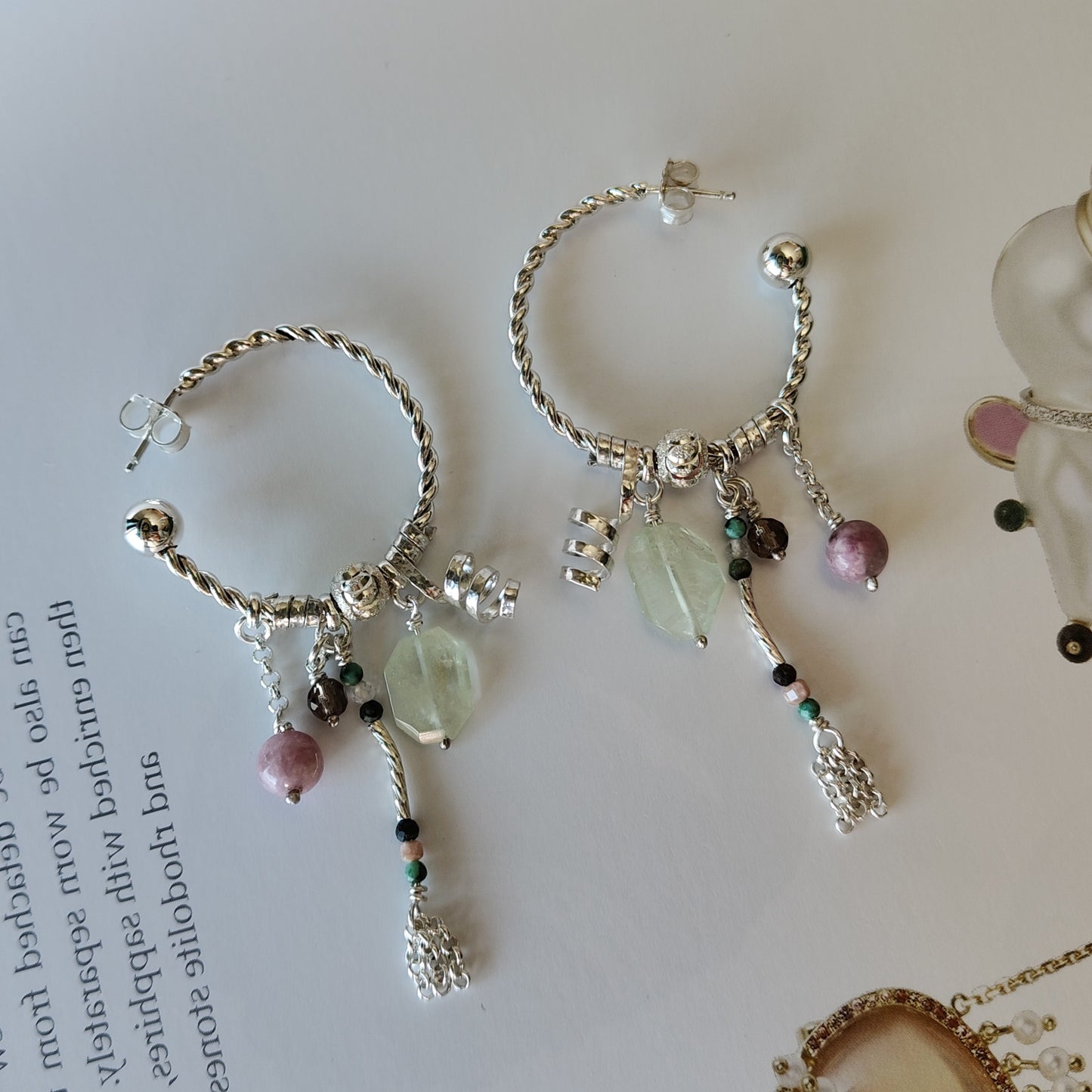 ST023 -Orecchini cerchio intrecciato con prehnite, tormalina rosa e quarzo fumé