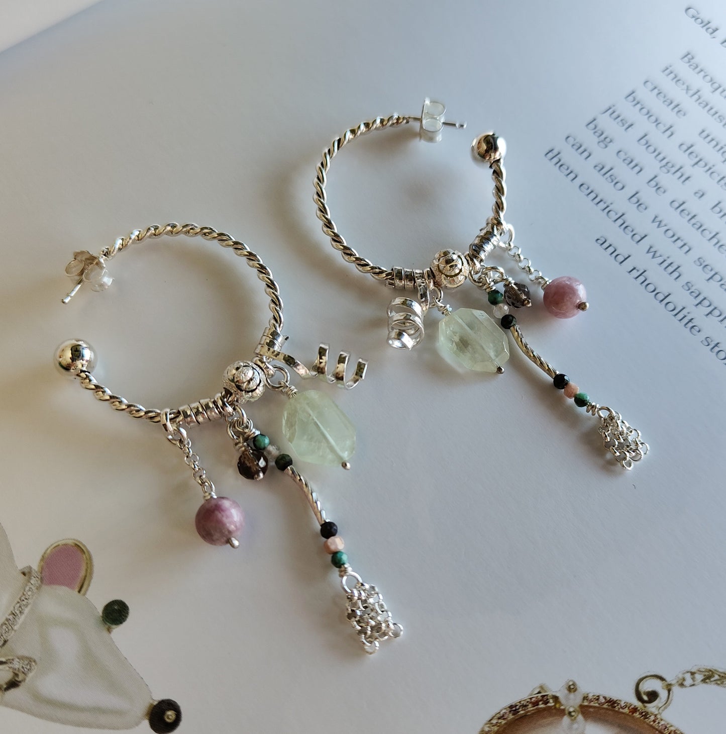 ST023 -Orecchini cerchio intrecciato con prehnite, tormalina rosa e quarzo fumé